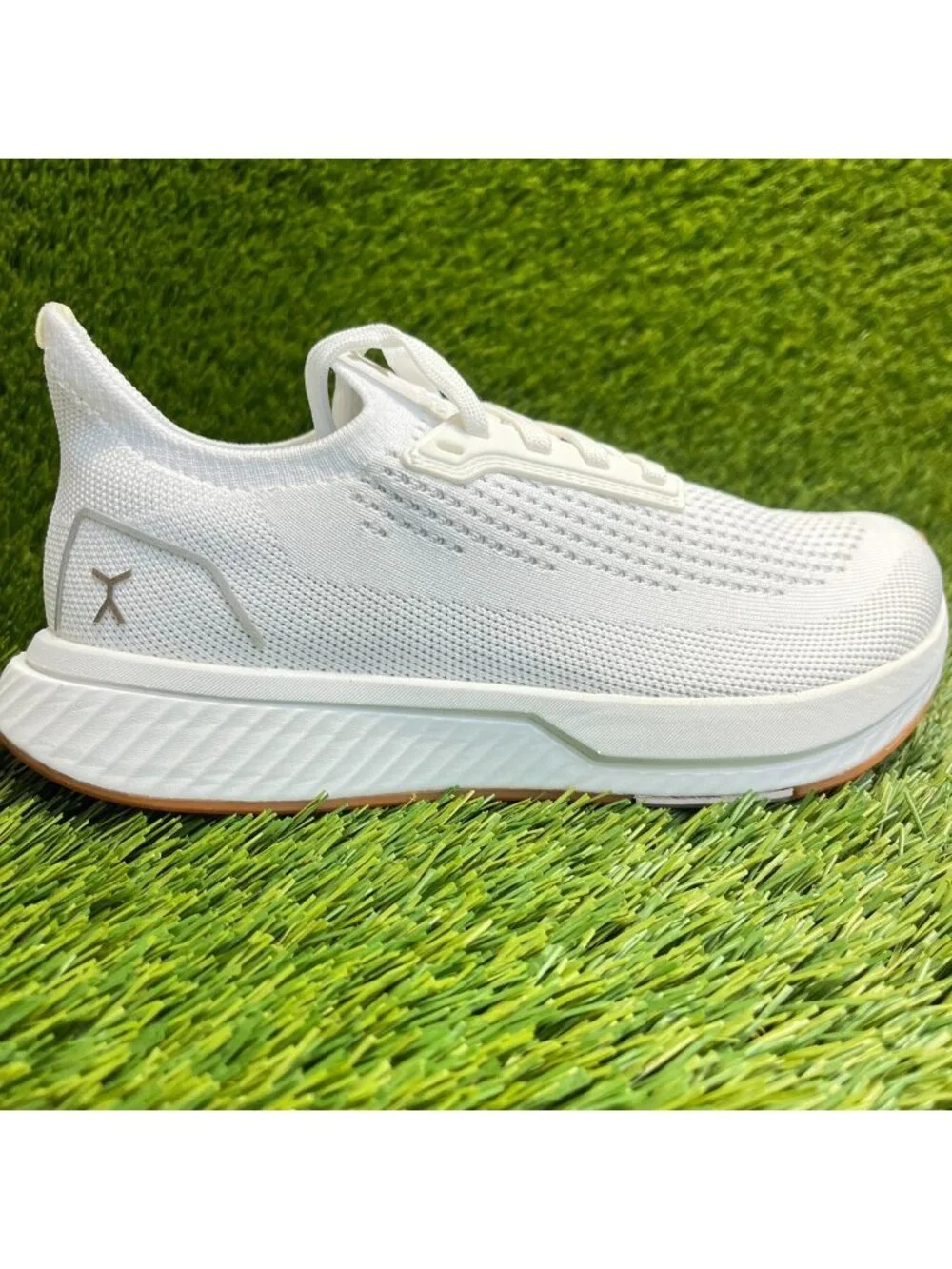 Flux Footwear Adapt Runner White Gum Womens Size 6.5 Athletic Walking Knit Shoes
